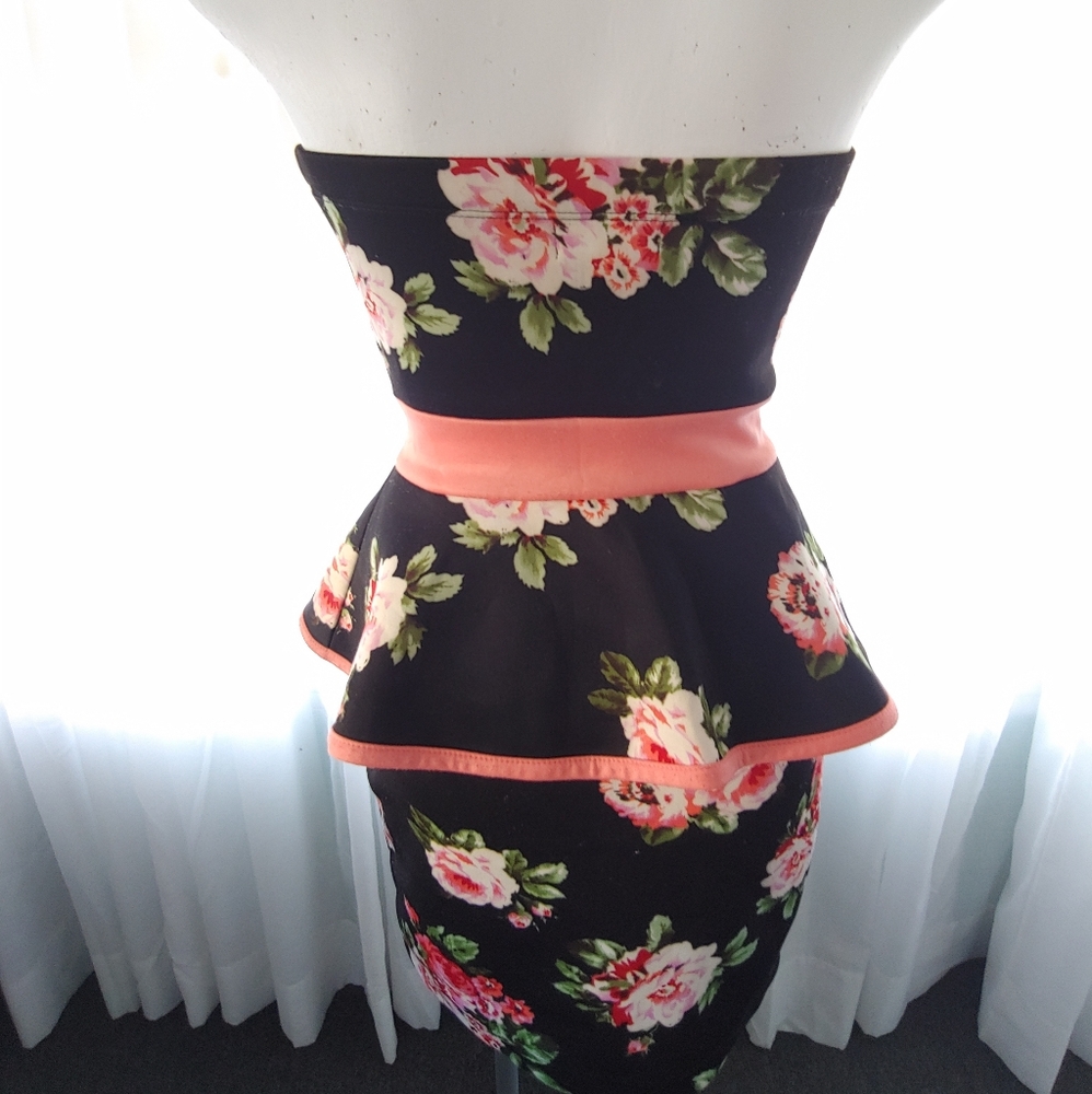 Floral ruffled dress.  SIZE S - Picture 3 of 5